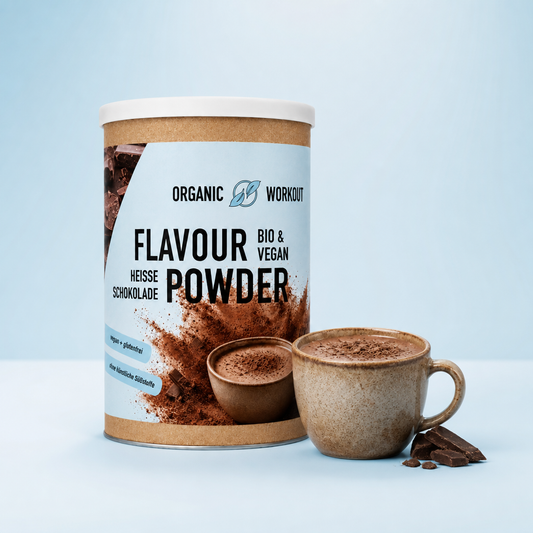 Bio Heisse Schokolade Flavour Powder Dose von Organic Workout mit Tasse heißer Schokolade, eisblauer Hintergrund
